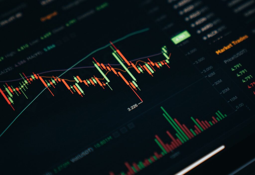 Ibovespa volta ao patamar dos 140 mil pontos e renova máxima após IPCA-15