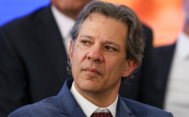 Em dia de reunião decisiva com Lula, Haddad chega à Fazenda e fica em silêncio
