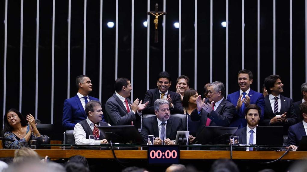 Aprovado na Câmara PEC que perdoa multas e cotas raciais de partidos
