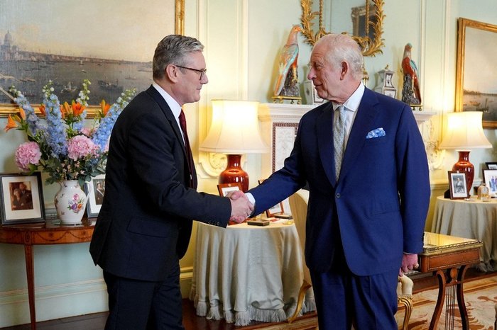 Rei Charles III recebe Keir Starmer