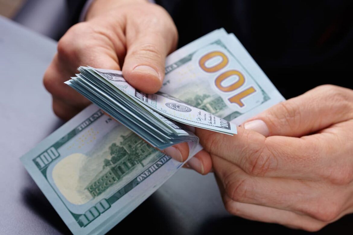 Questões fiscais também tiveram participação, mas menor; consultoria ainda vê câmbio pressionado e eleva projeções