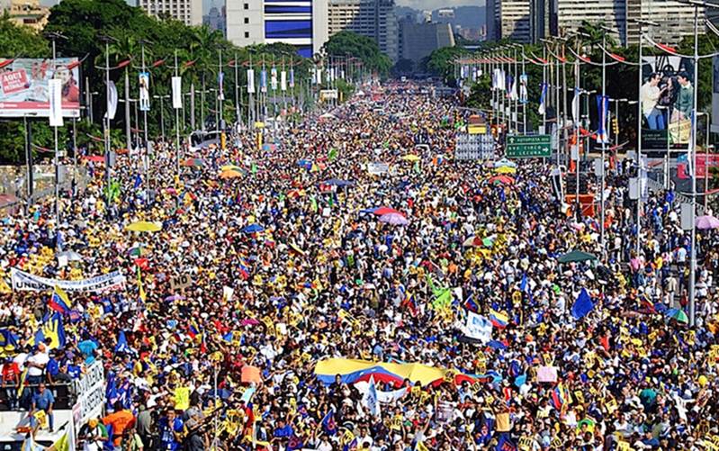 Manifestações que se opõem à reivindicação de Maduro de vitória eleitoral tomam conta da Venezuela