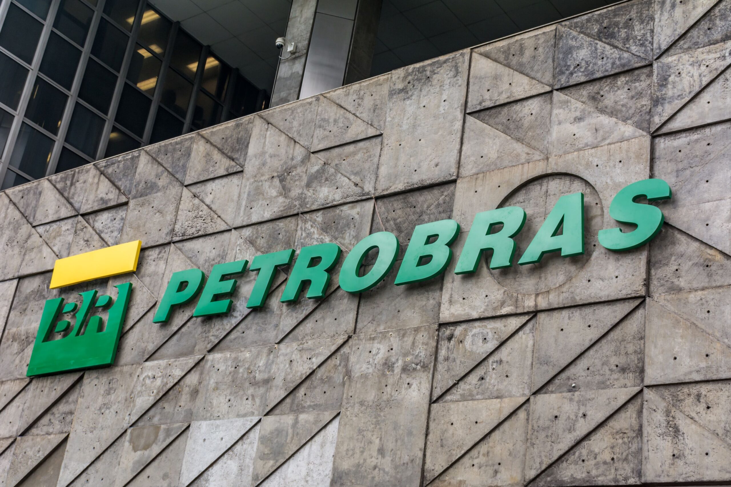 Petrobras reduz preço do diesel em 4,7% para distribuidoras a partir de terça