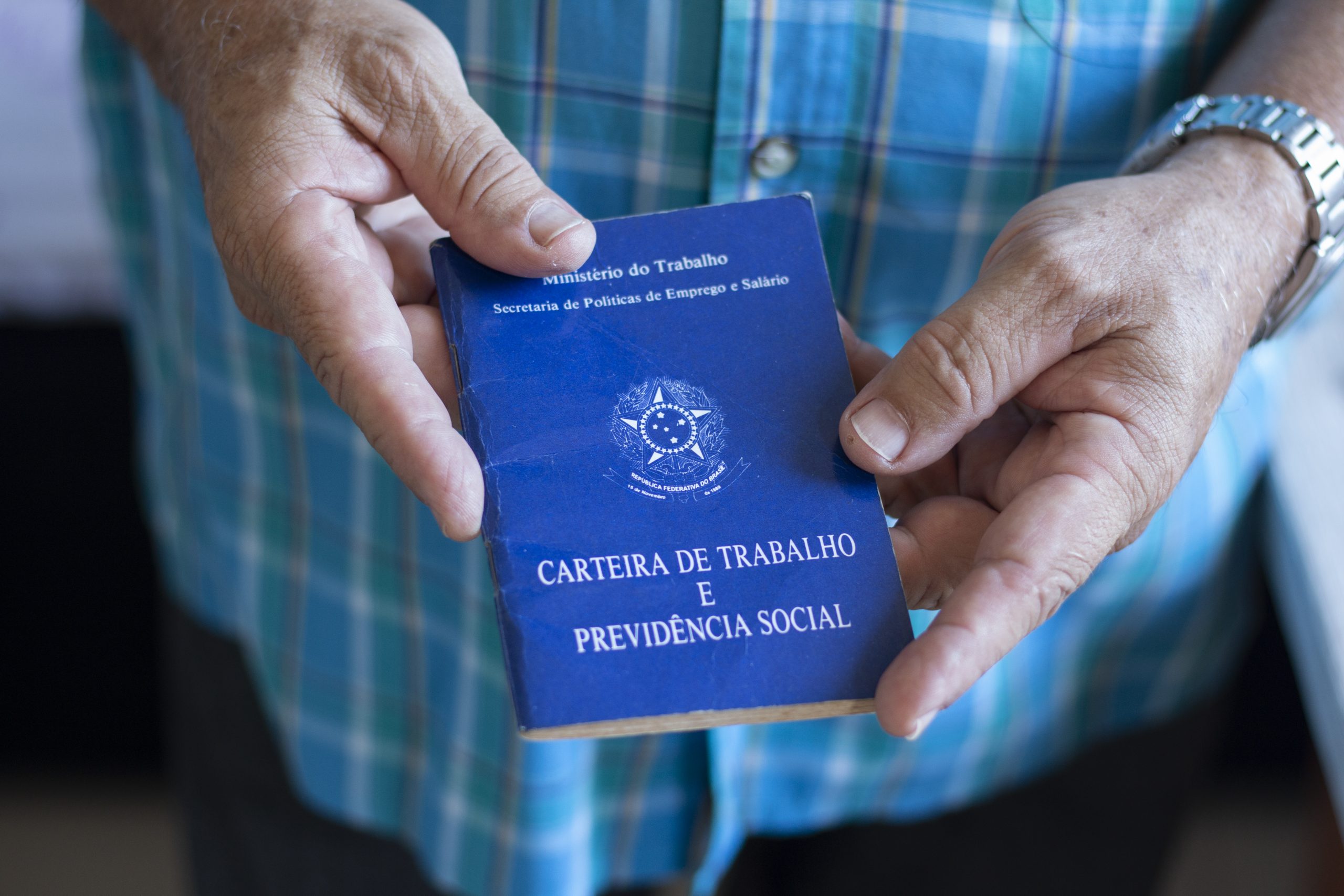 Segundo apontamento do IBGE, desemprego cai para 6,9% no trimestre