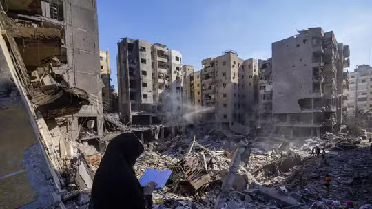 Israel bombardeia o Líbano, pressionando o Hezbollah após matar seu líder