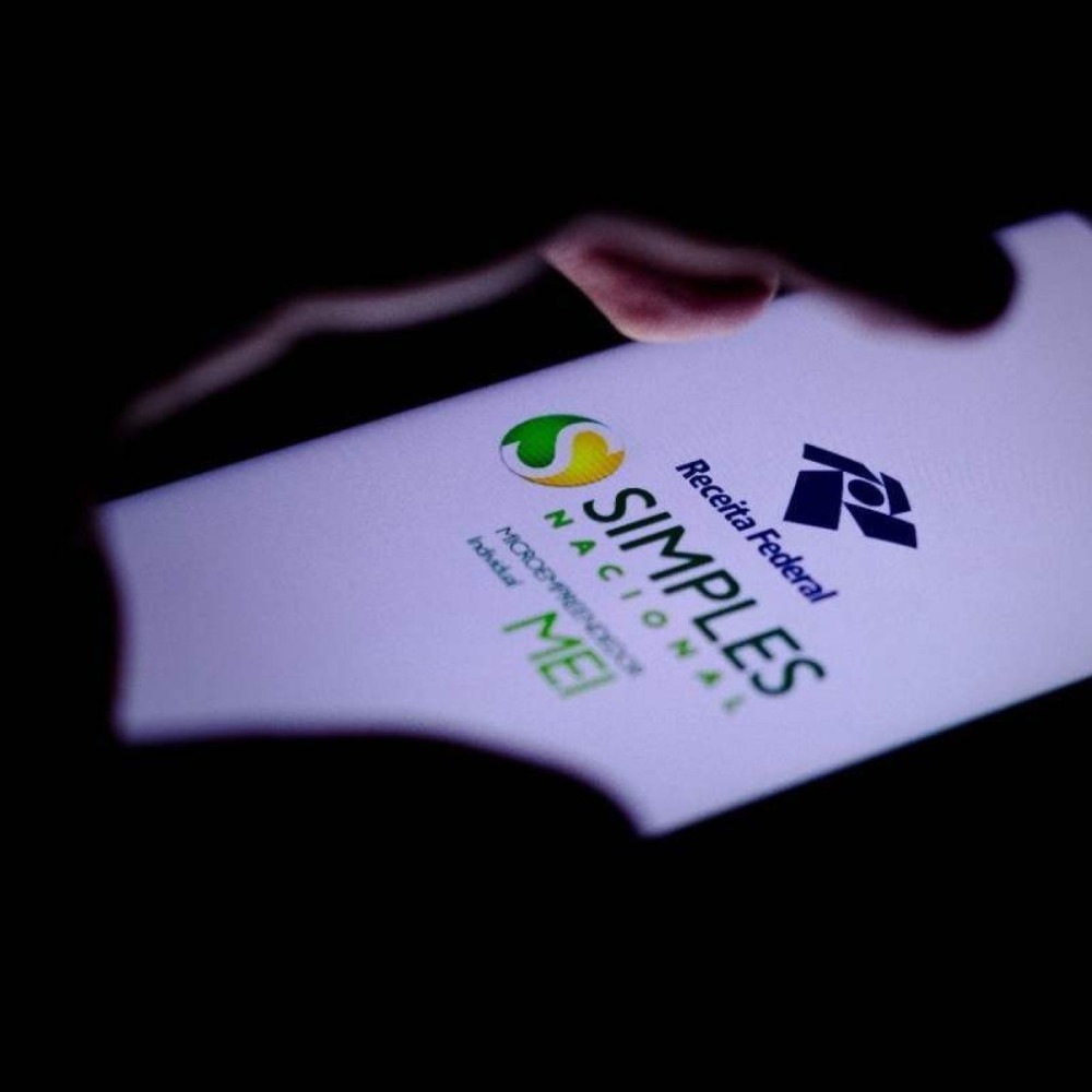 As micro e pequenas empresas e os microempreendedores individuais (MEI) que não regularizaram as dívidas com o Simples Nacional – regime tributário especial para pequenos negócios – até o próximo dia 31 serão excluídas do regime.