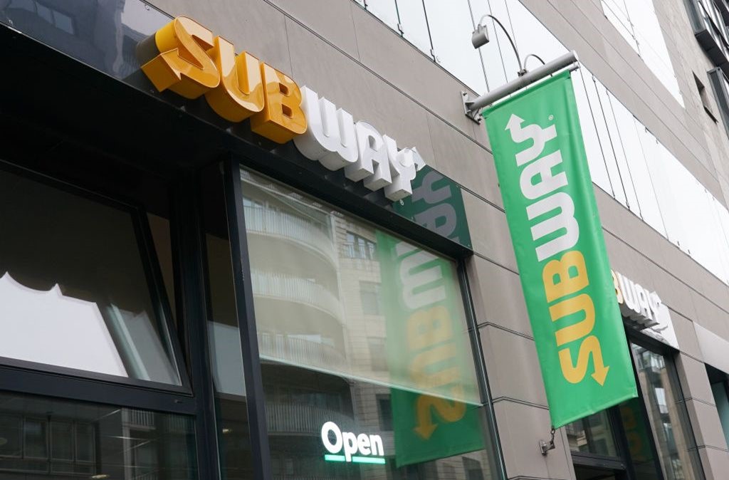 Ação judicial acusa Subway de enganar clientes sobre quantidade de carne em seus sanduíches