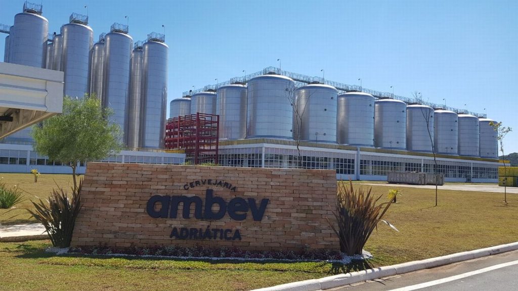 A Ambev mantém “compromisso” com a expansão de margens após reajuste de preços em setembro.