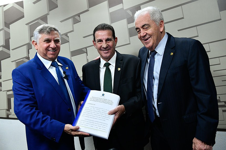 Izalci entrega à CAE relatório de grupo de trabalho sobre reforma tributária