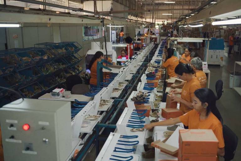 Funcionários trabalham em linha de produção da marca de calçados Kidy, em Birigui (no interior de São Paulo); empresa melhorou plano de carreiras, fez parceria de treinamento com o Senai e criou programa de aprendizes para compensar falta de mão de obra qualificada disponível, um problema enfrentado por diferentes setores
