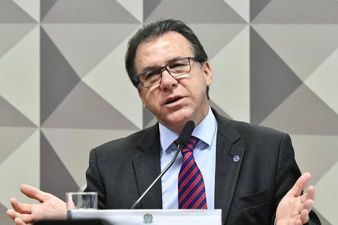 Ministro sinaliza possibilidade de deixar o cargo se houver corte nos gastos trabalhistas