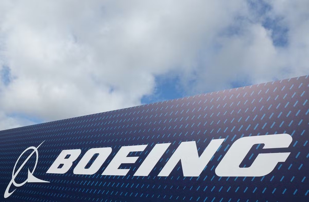 Trabalhadores da Boeing aceitam acordo e encerram greve nos EUA