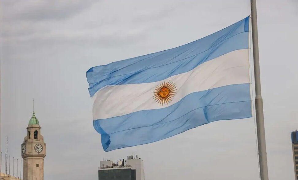 Títulos argentinos disparam com perspectiva de relação positiva entre Milei e Trump