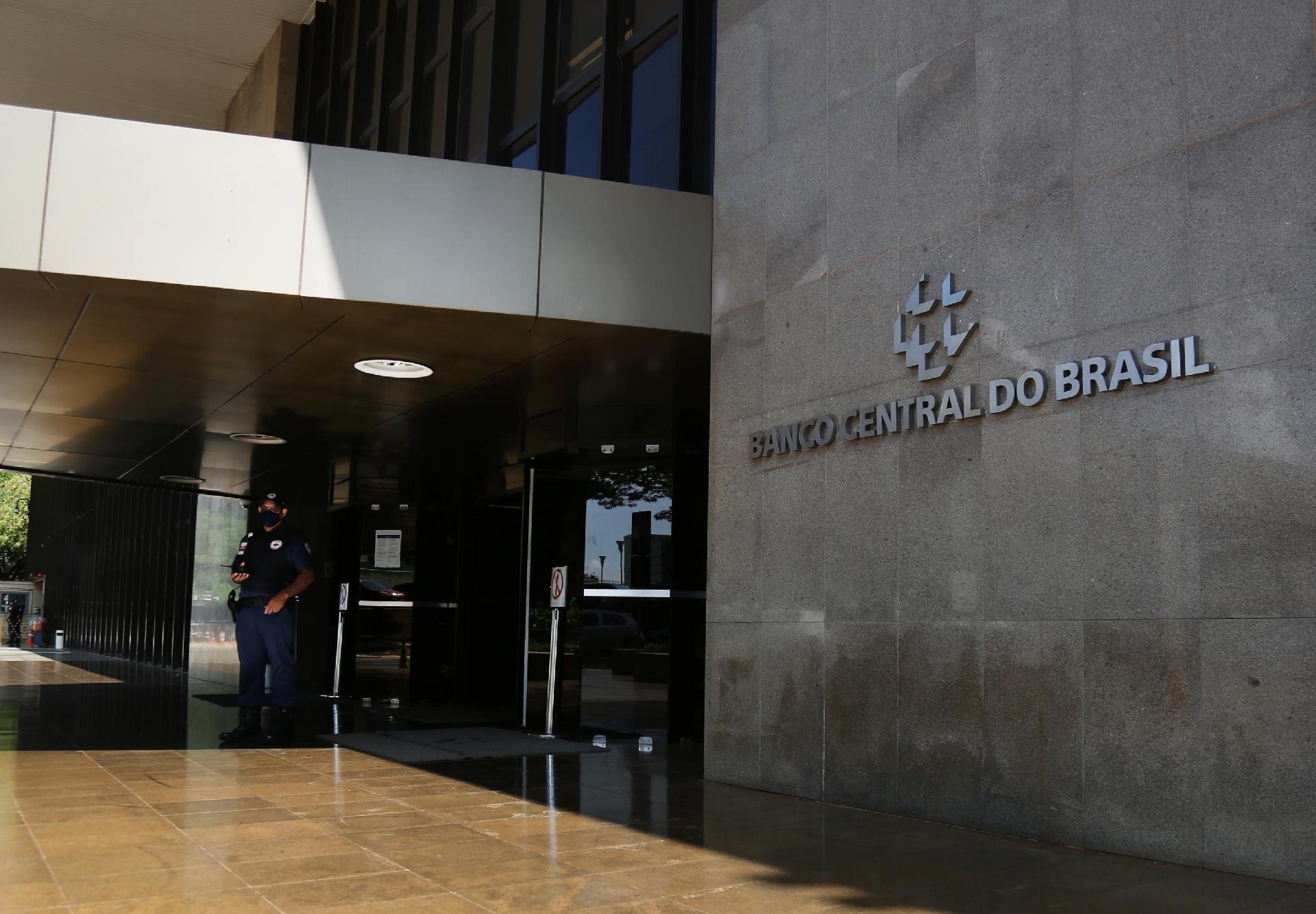 Projeção para a inflação de 2025 entra na casa dos 4%; veja o Focus desta segunda-feira (18)