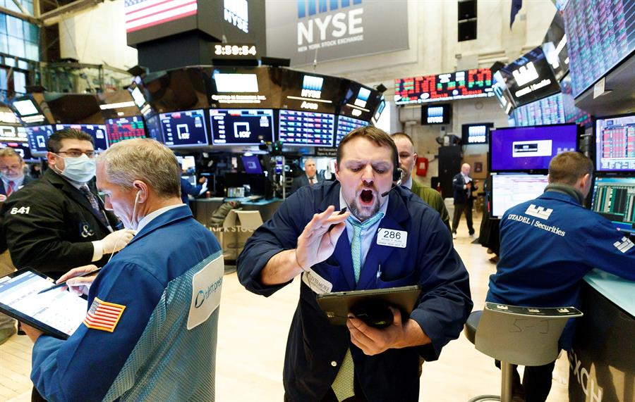Dow Jones Futuro recua após ameaça de tarifas de Trump e antes da ata do Fed