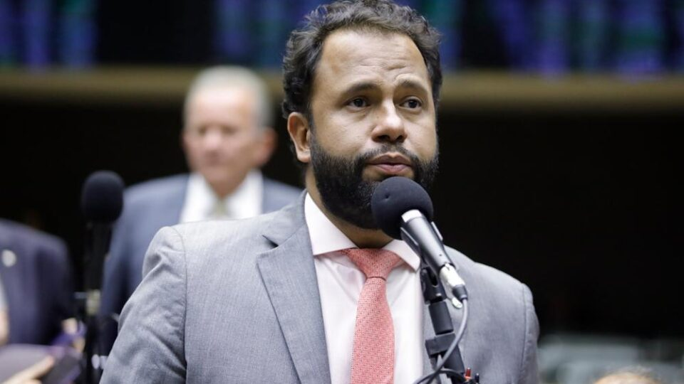 PSOL confirma candidatura do pastor Henrique Vieira à presidência da Câmara