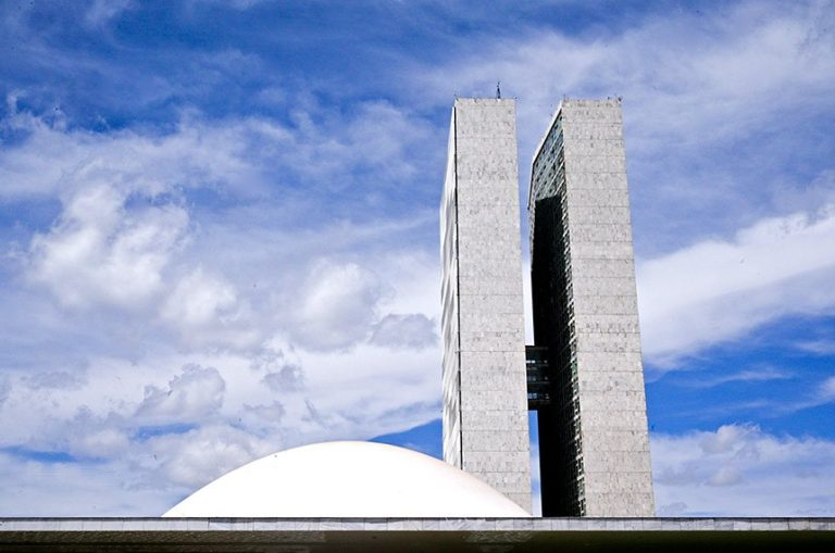 Governo confirma que renda acima de R$ 50 mil será taxada em 10%
