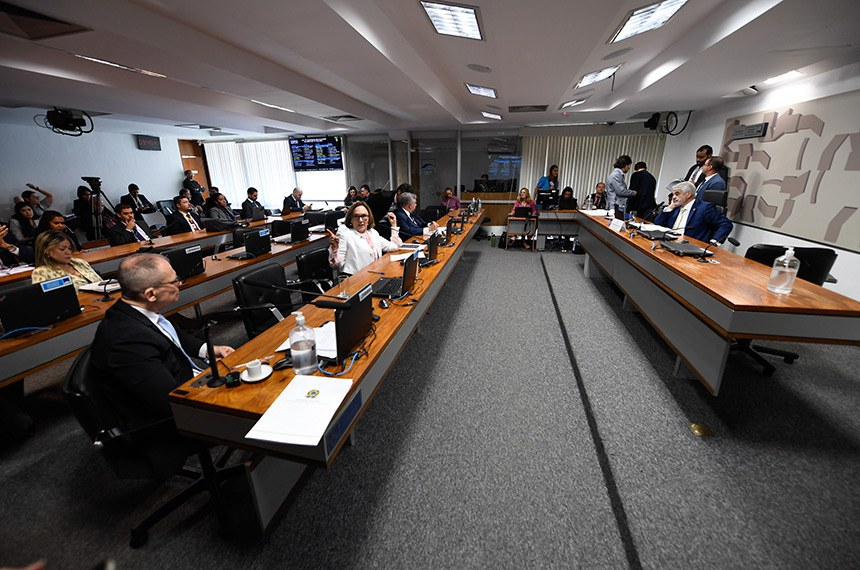 Senadores aprovam convites para ouvir embaixador da França e CEO do Carrefour