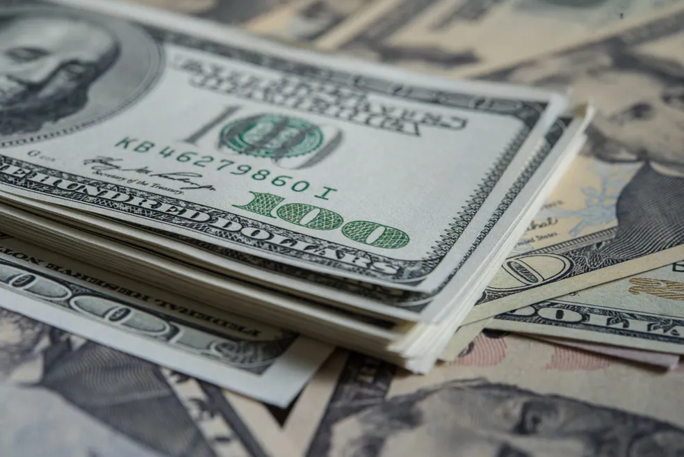 Dólar bate R$ 6 pela 1ª vez na história com pacote fiscal e isenção do IR; bolsa cai