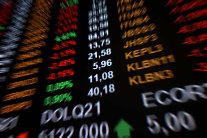 Dólar reverte queda e volta a subir. Bolsa opera em alta