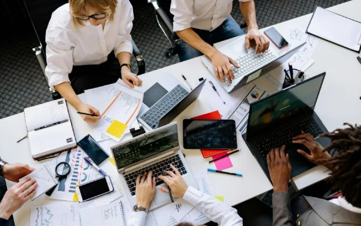 Enquanto Brasil discute fim da escala 6×1, Alemanha testa semana de quatro dias de trabalho