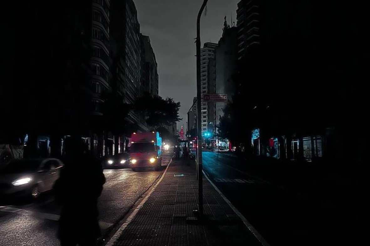 
Avenida São João às escuras, após falta de energia no centro de São Paulo; Enel do estado concentra maior valor de multas suspensas (R$ 260 milhões) - Otavio Valle - 21.mar.2024