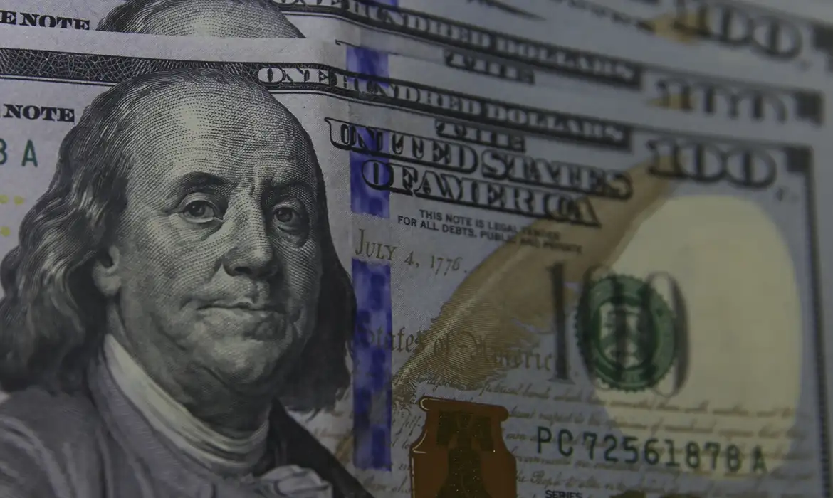 Dólar sobe na abertura em meio a tensões entre Ucrânia e Rússia