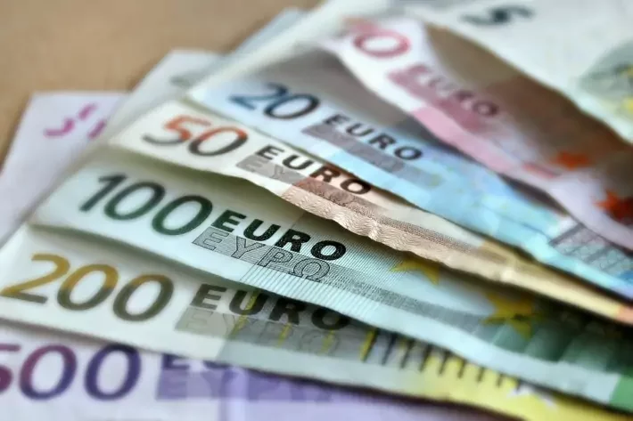 Euro: dados da economia preocupam e moeda recua para menor nível em 2 anos ante dólar