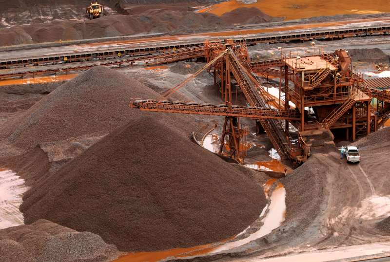 Minério de ferro cai com sentimento de aversão a risco, mas deve ter ganho semanal
