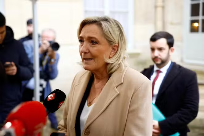 Le Pen faz nova ameaça de retirar apoio ao governo da França