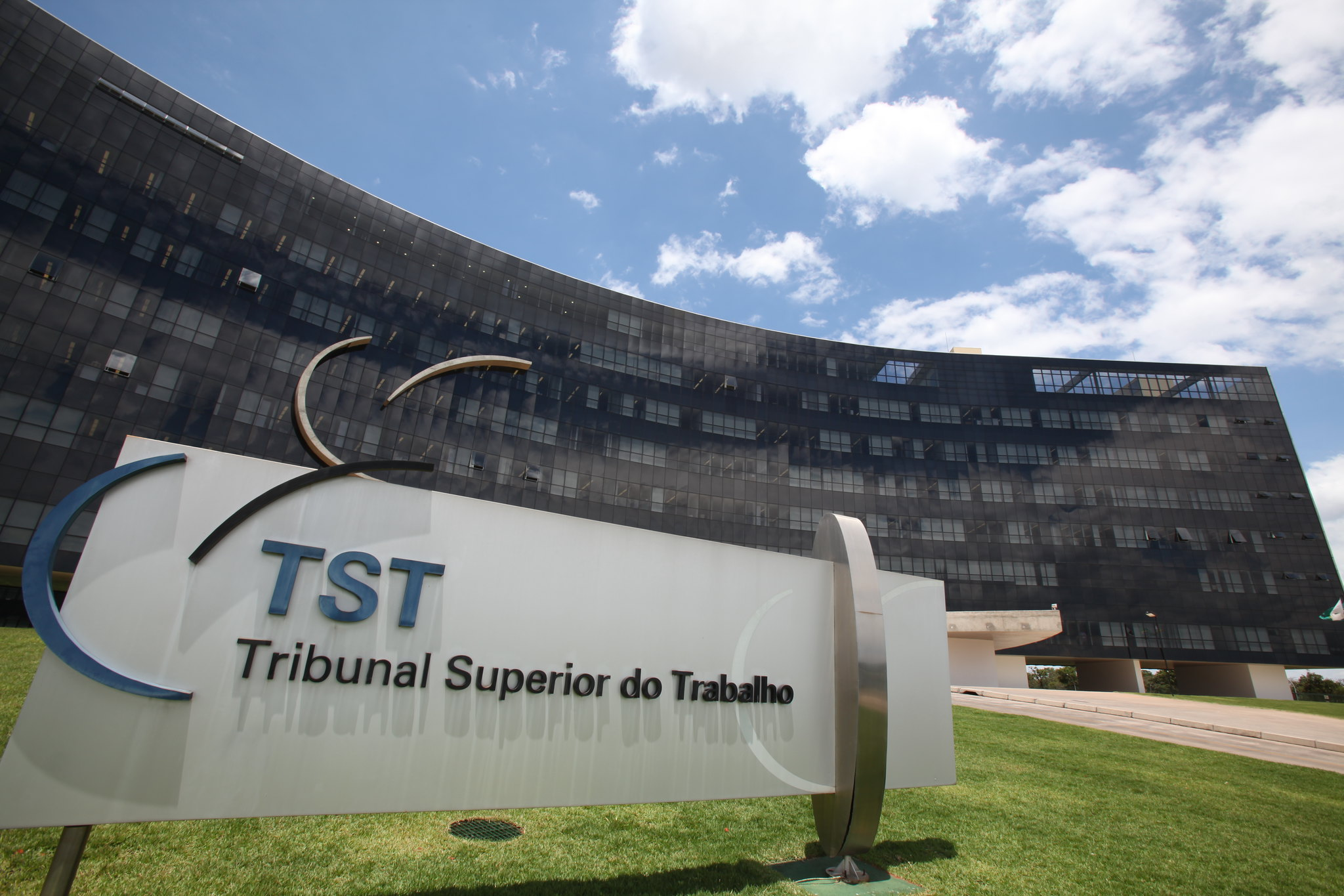 Reforma trabalhista incide sobre contratos anteriores a 2017, decide TST