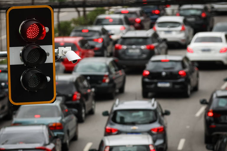Carros elétricos crescem no Brasil, mas esbarram em falta de recarga