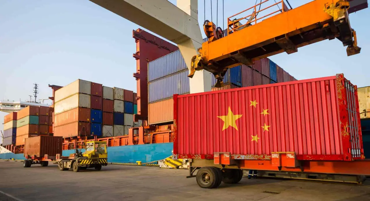 Exportações da China desaceleram em novembro, importações recuam antes de tarifas de Trump
