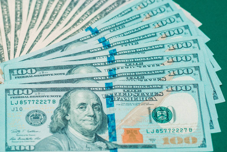 Dólar e Bolsa têm forte queda após choque de juros e anúncio de leilões do BC