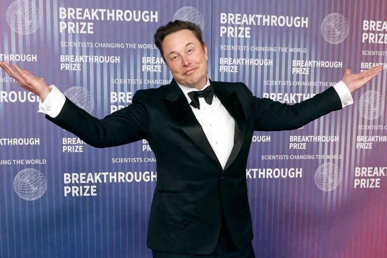 Elon Musk é a Primeira Pessoa a Acumular Uma Fortuna de US$ 400 Bilhões