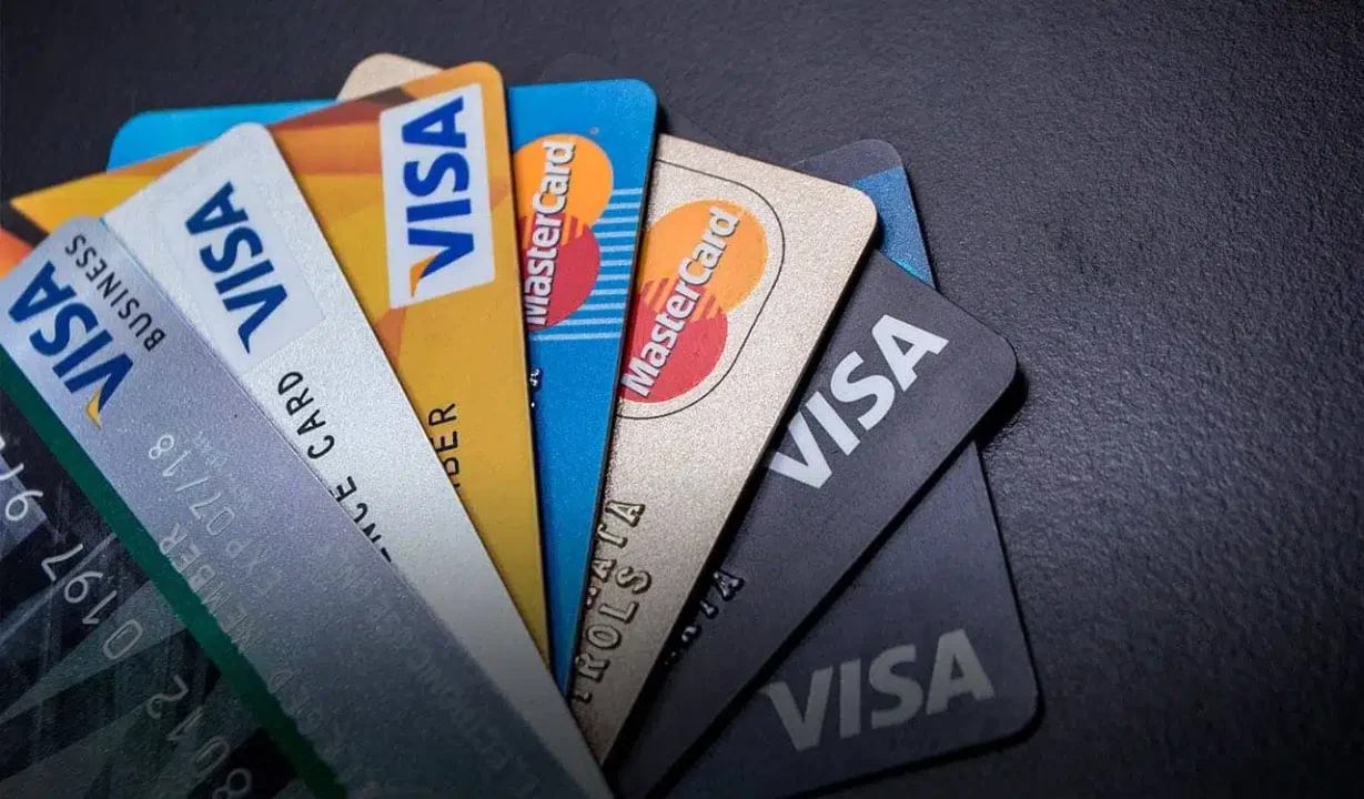 Consumo da alta renda e compras digitais elevam gastos com cartões