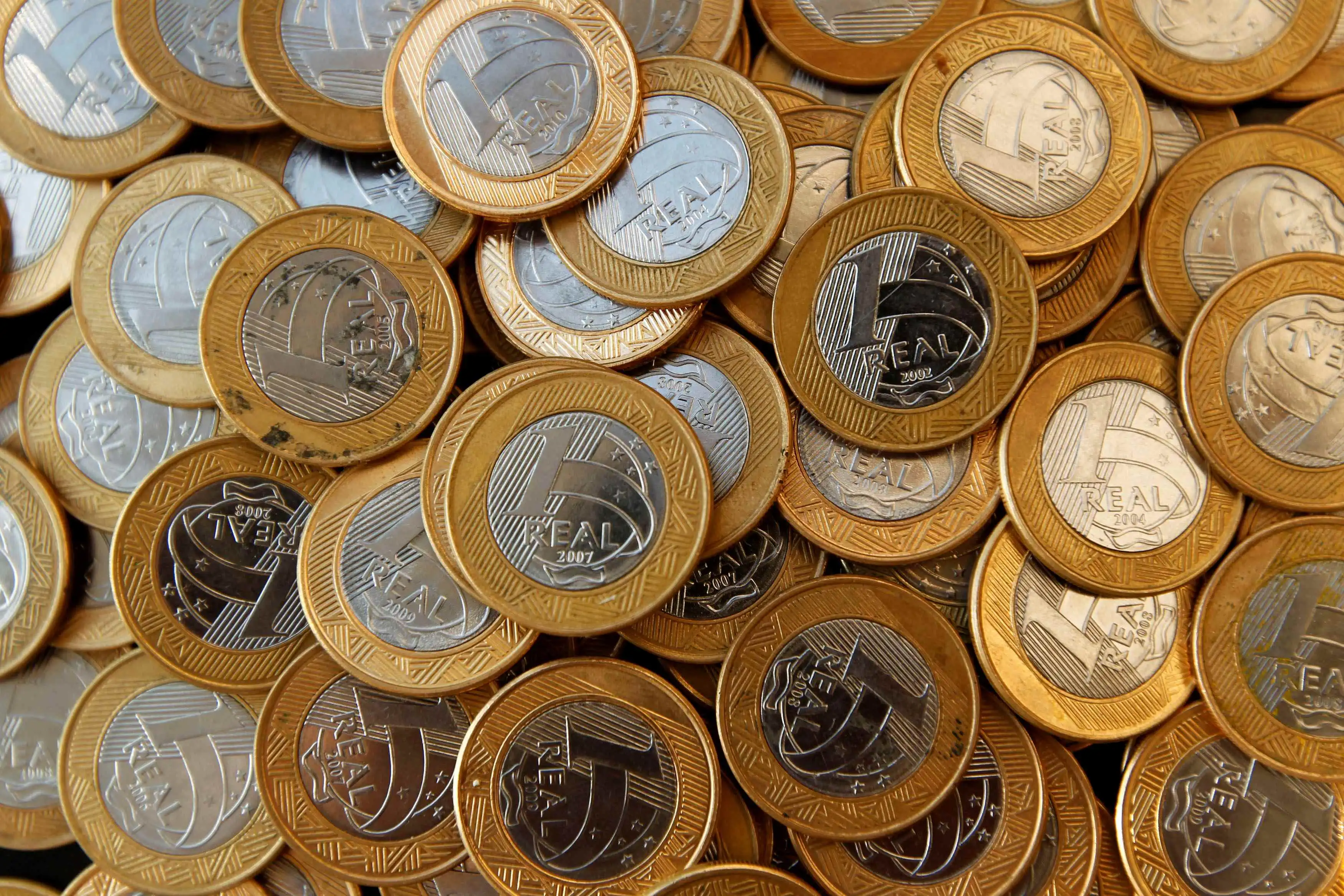 Por que o real é a moeda mais desvalorizada em relação ao dólar