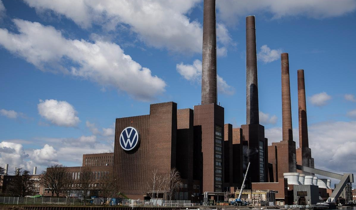 Trabalhadores da Volkswagen entram em greve para se opor a cortes salariais e fechamento de fábricas