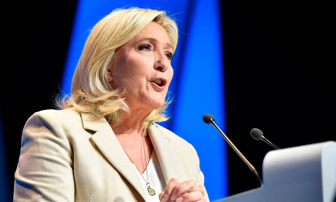 Le Pen faz alerta ao premiê da França e indica possível moção de desconfiança
