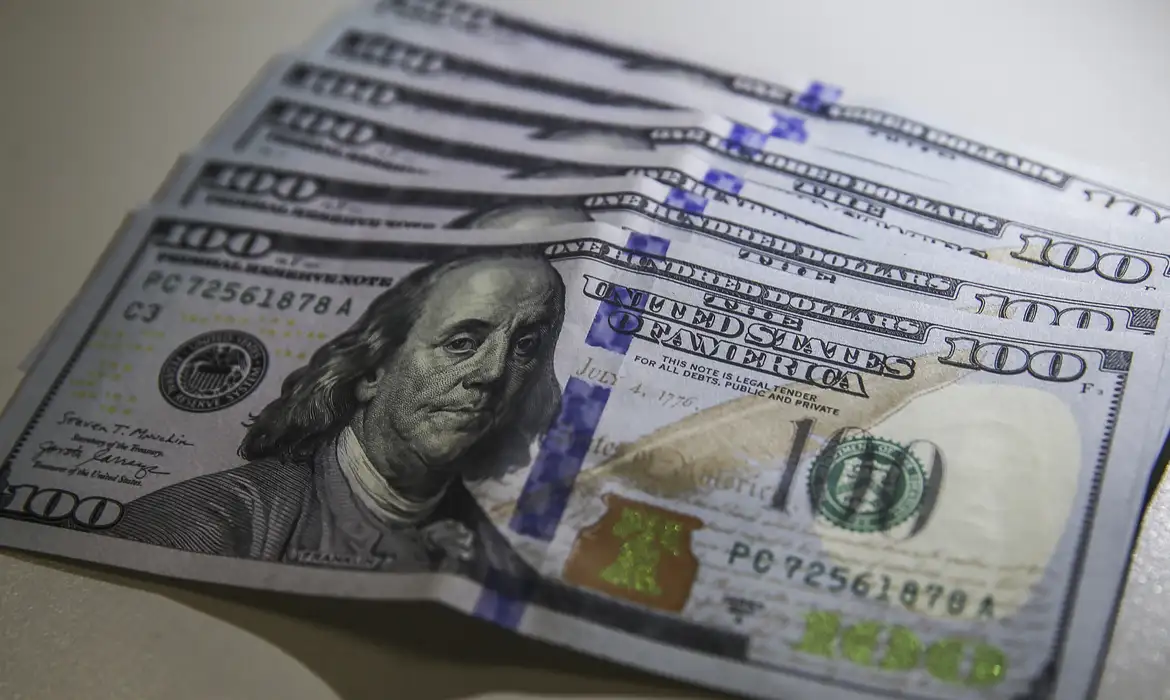 Dólar cai abaixo de R$ 5,60 com investidores de olho em dados dos EUA