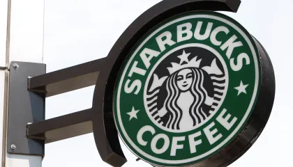 Starbucks planeja demissões até março, diz CEO