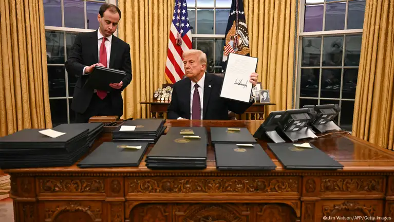 Em primeiro dia, Trump retira EUA de OMS e acordo climático