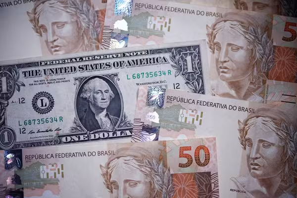 Dólar opera em queda e vai a R$ 5,97, com política tarifária de Trump no radar; Ibovespa oscila