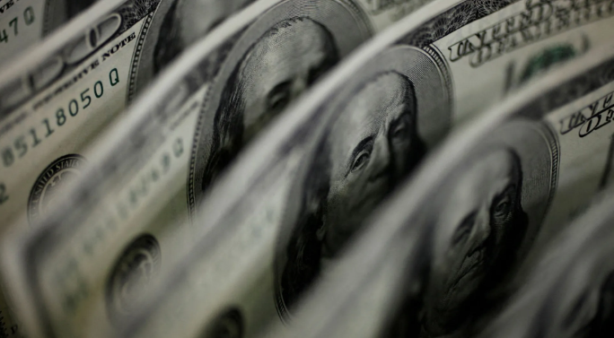 Dólar cai abaixo de R$ 5,70 com novas ameaças tarifárias de Trump e tensões EUA-China