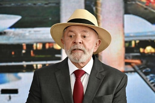 Lula politiza cerimônia em defesa da democracia ao se colocar no centro do evento
