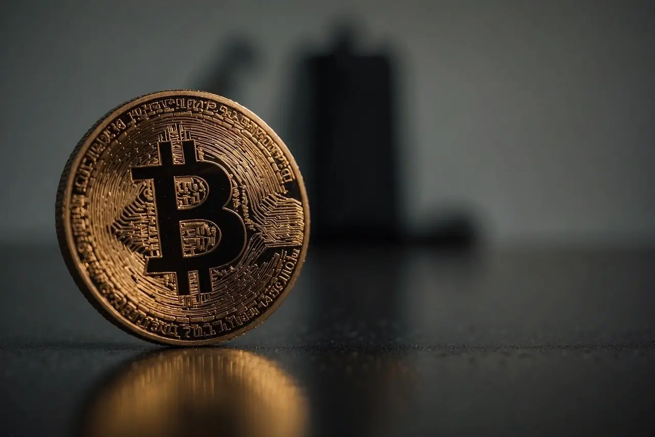 Mercado de criptomoedas tem R$ 4,3 bilhões em liquidações em 24 horas após queda abrupta