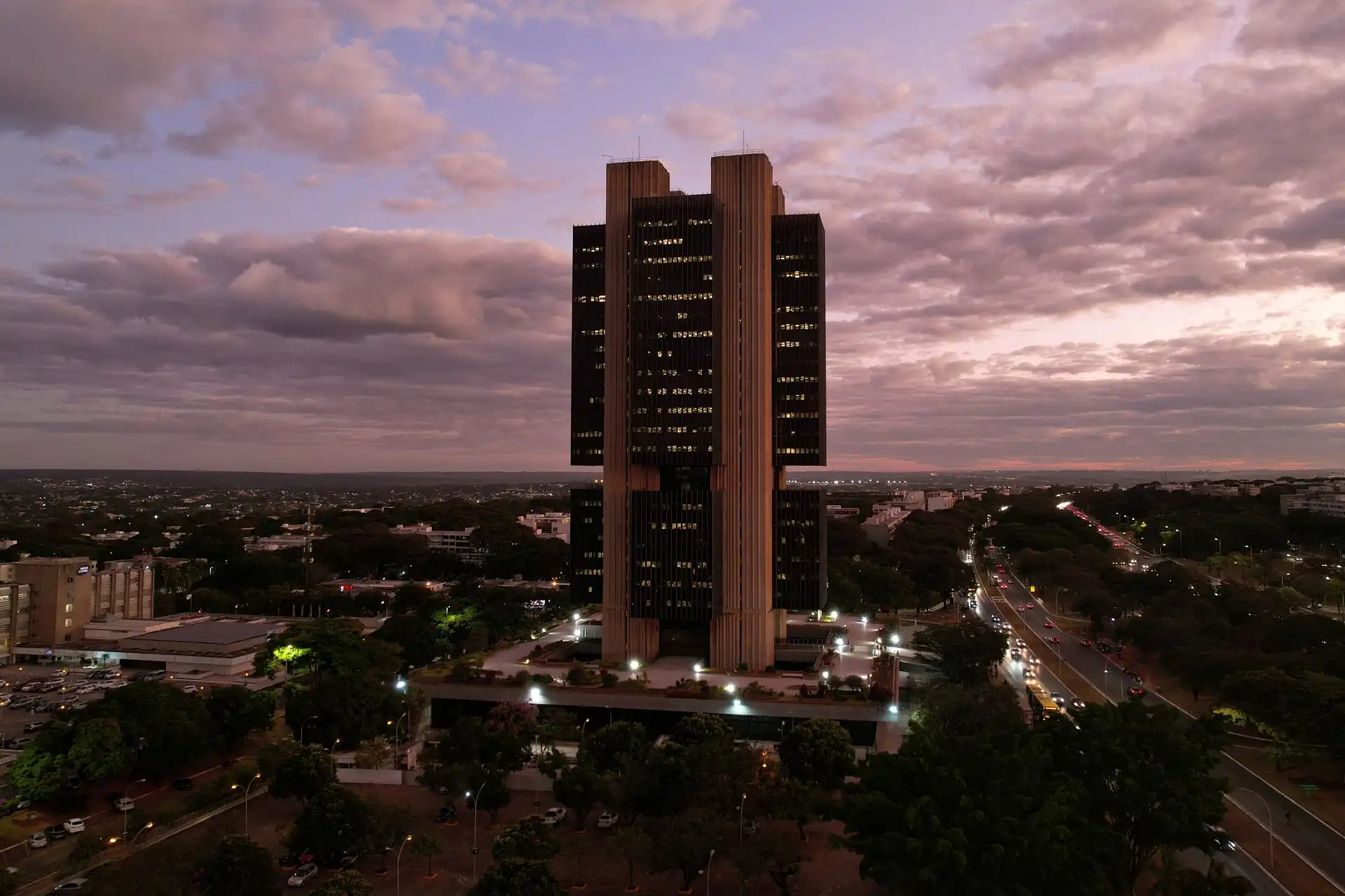 Mercado reduz estimativas para crescimento da economia e inflação