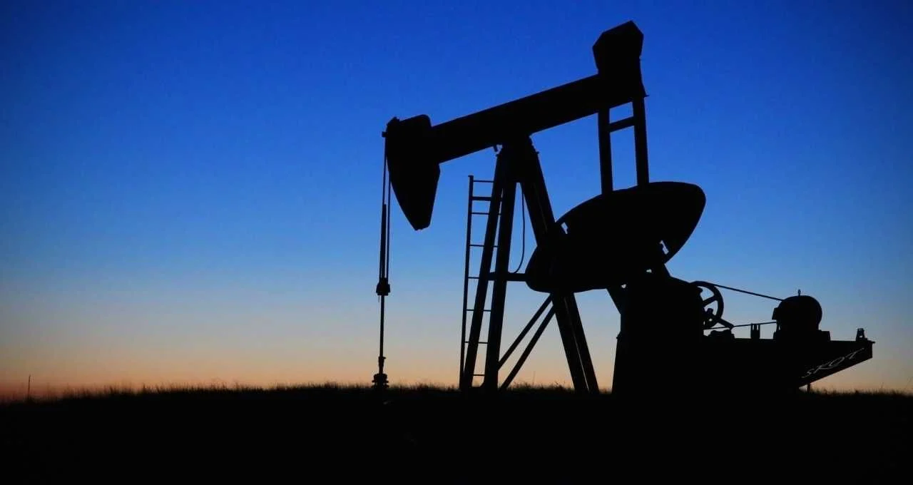 Petróleo fecha em alta de mais de 3% por preocupação com mais sanções à Rússia