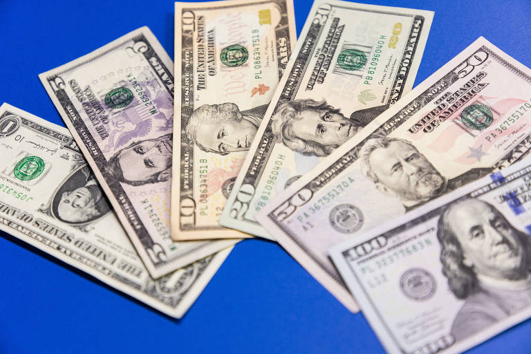 Dólar hoje cai com mercado de olho em posse de Trump
