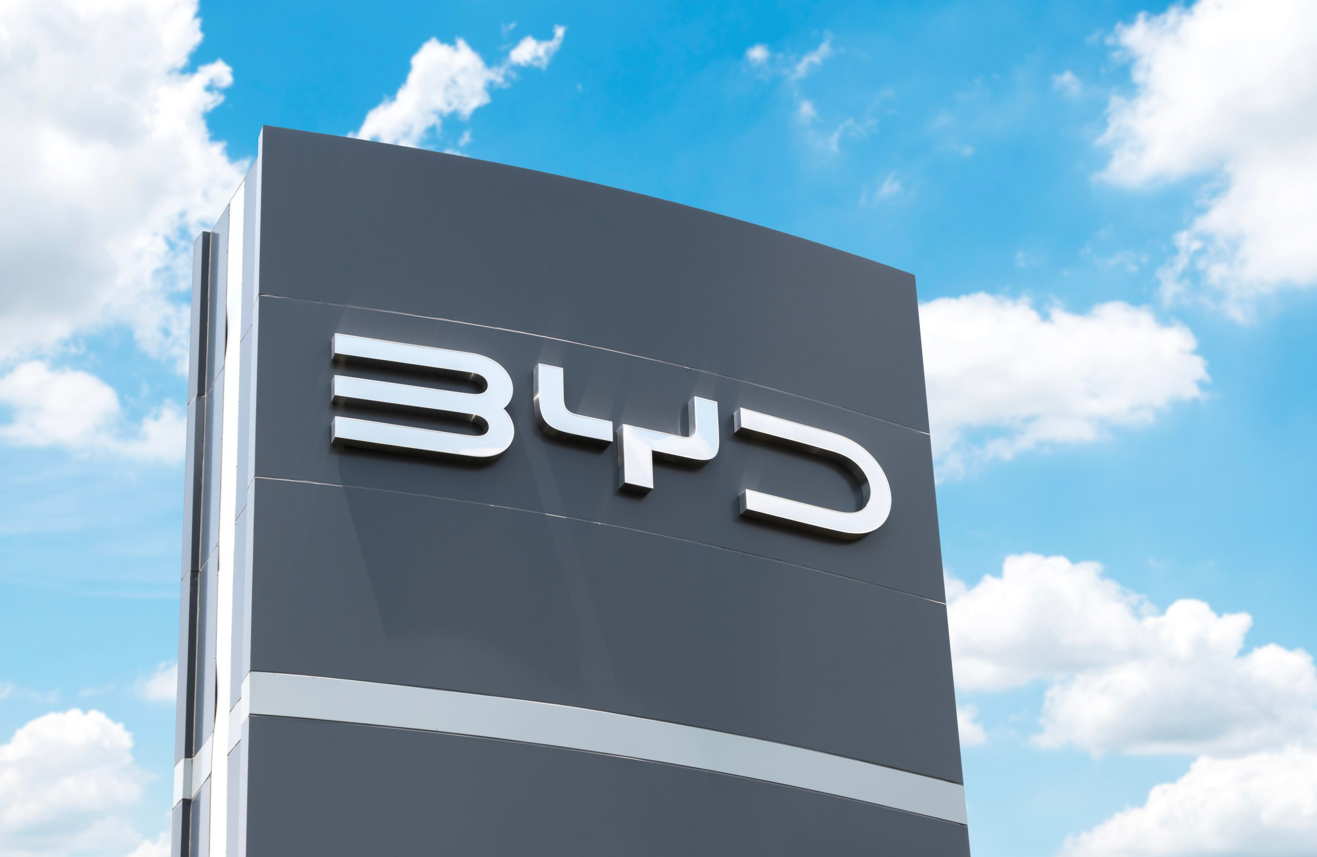 BYD supera a Tesla com vendas anuais de mais de US$ 100 bilhões